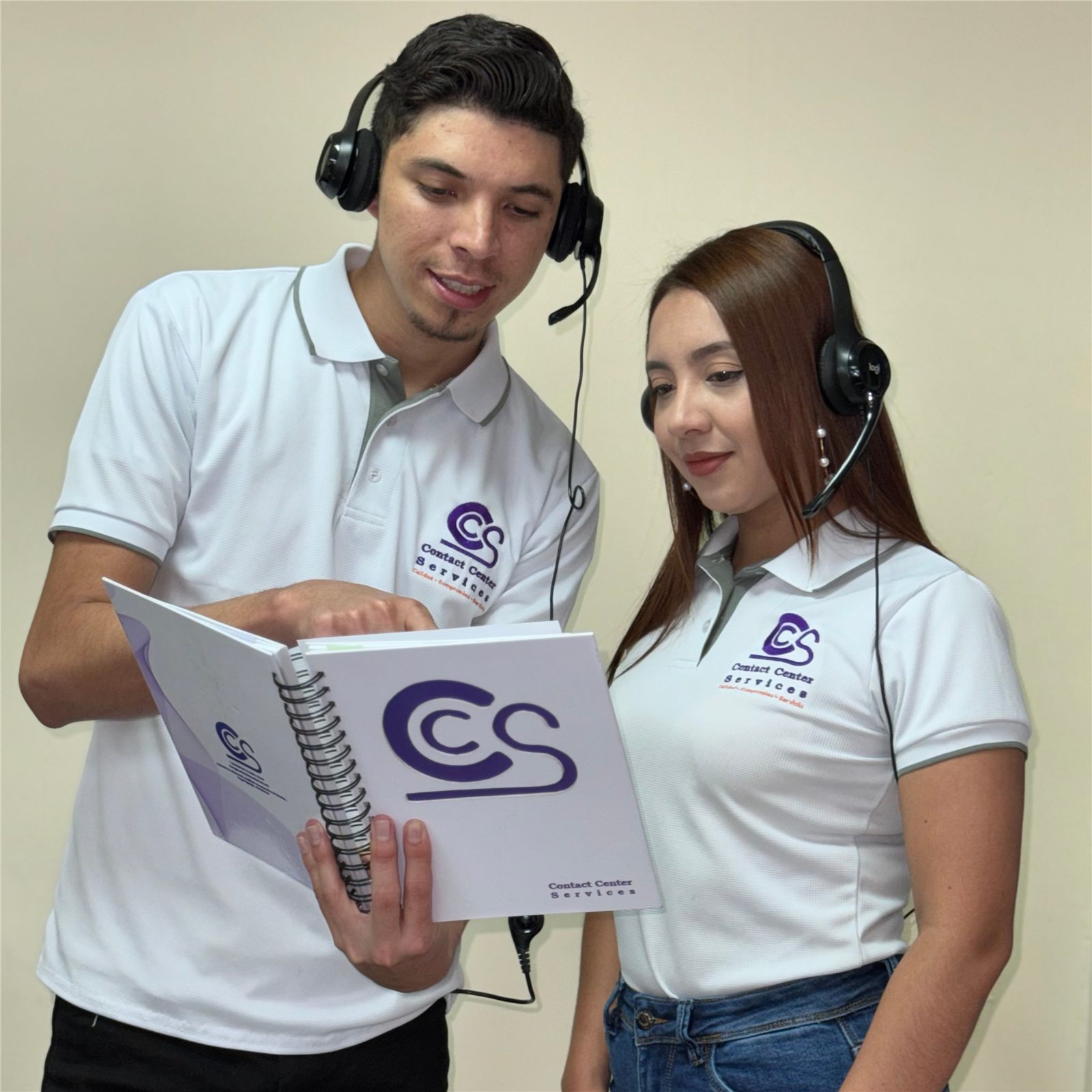 Agente de CCS sonríe mientras gestiona una campaña de ventas desde su estación de trabajo.