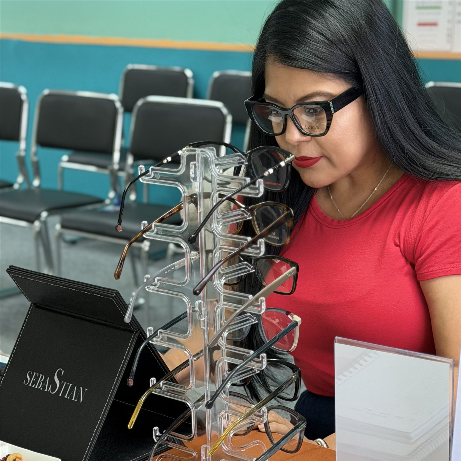 Colaboradora de CCS elige lentes durante una jornada de salud visual en la oficina
