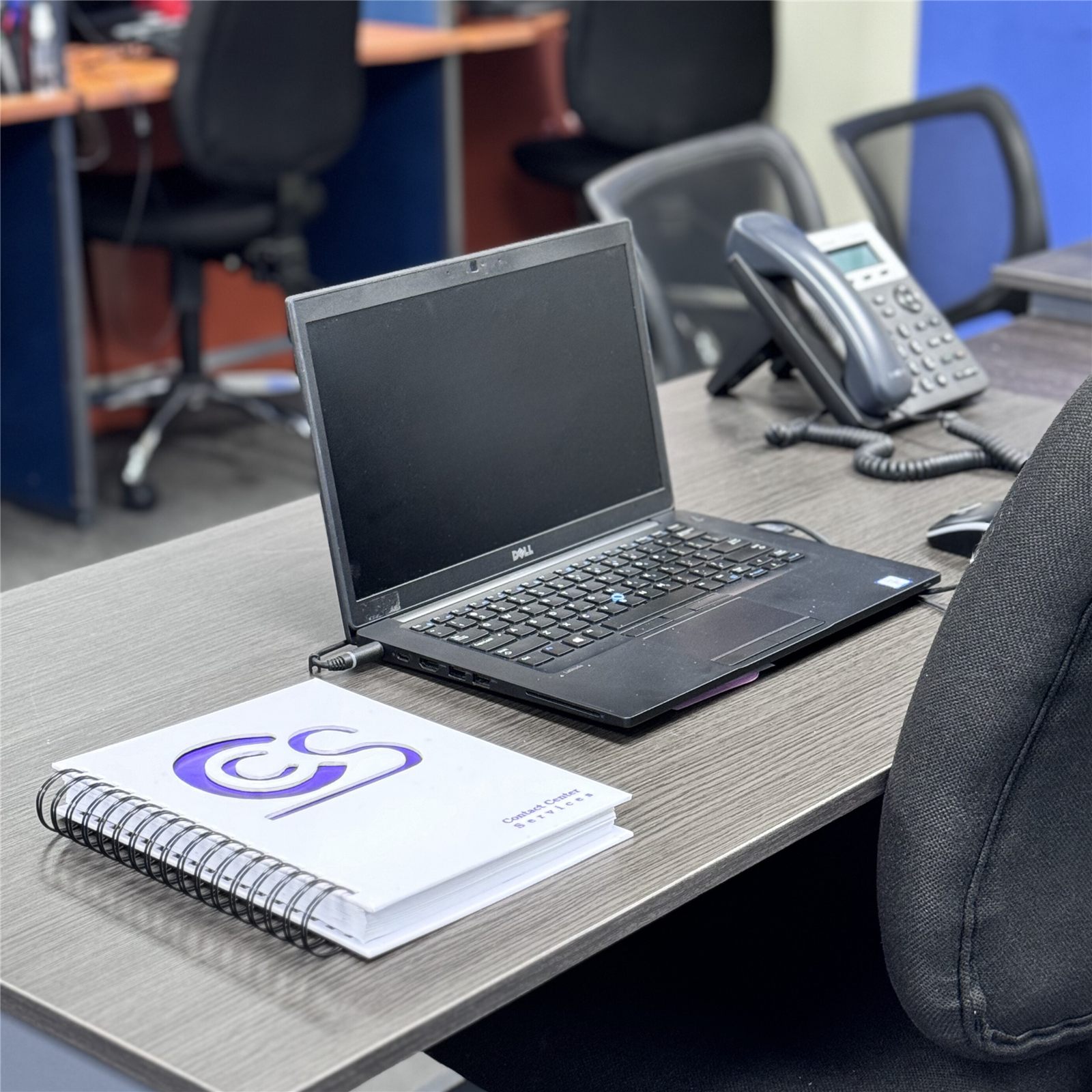 Estación de trabajo de CCS con laptop y teléfono IP listos para campañas multicanal.