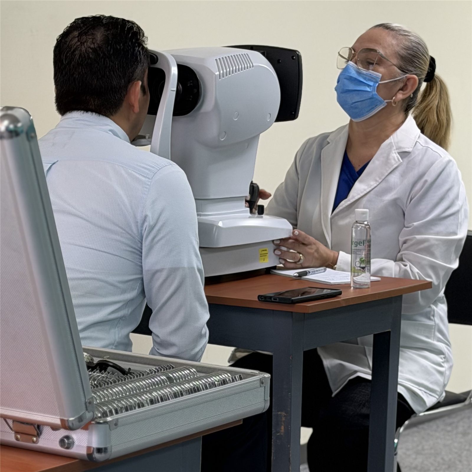 Optometrista examina la vista de un colaborador durante una jornada de salud visual en CCS