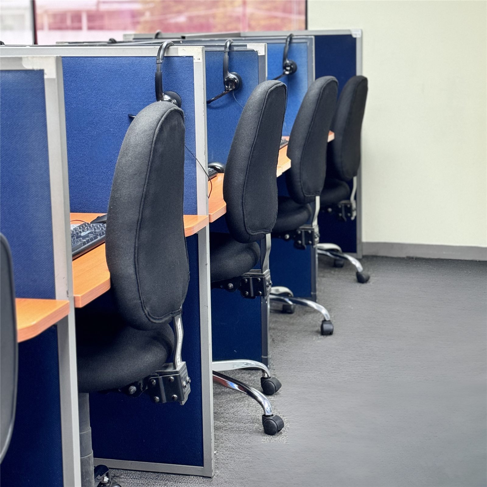 Fila de estaciones de trabajo del contact center de CCS listas para el levantamiento de encuestas.