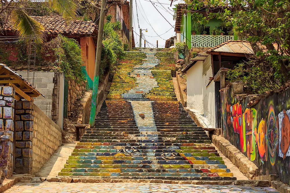 Gradas con murales coloridos en Cantarranas, Francisco Morazán
