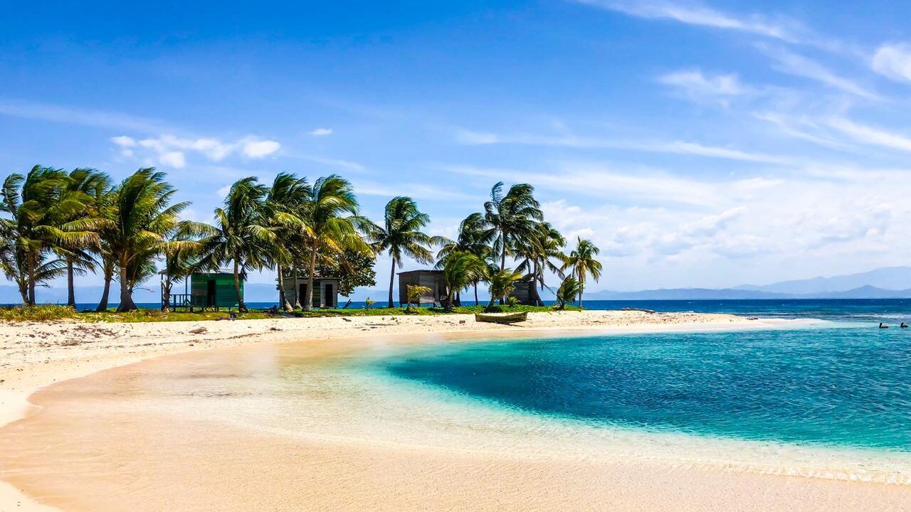 Playa de arena blanca y aguas turquesa en Cayos Cochinos, Honduras